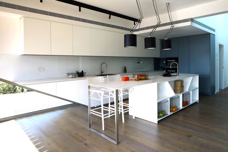 haus aus recyclingmaterial eco360 nachhaltiges bauen effizienzhaus plusenergiehaus plus energie haus küche minimalistisch design beleuchtung