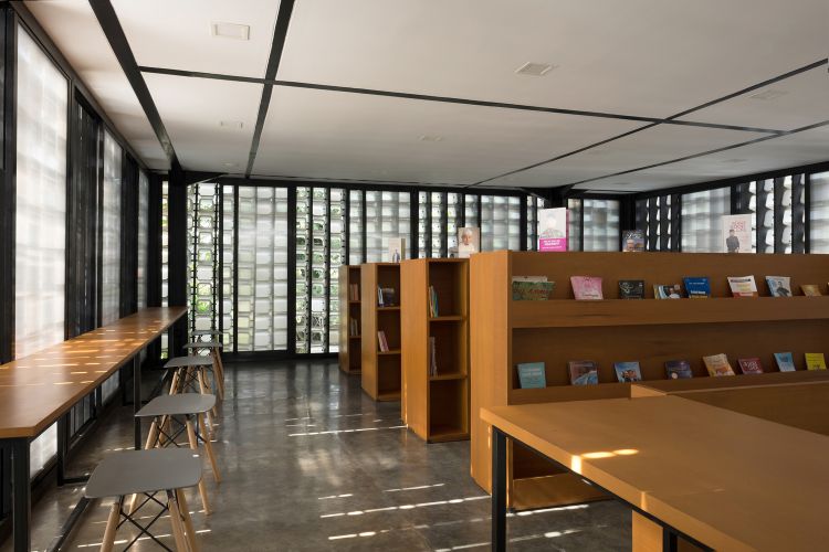 haus aus recyclingmaterial fassade bauweise modern nachhaltiges design bauweise wiederverwerten mikro bibliothek eisbecher leseraum