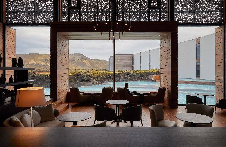 hotel mit thermalbad in Island erloschene vulkane blaue lagune wohlbefinden design luxus natur empfangsbereich holzverkleidung
