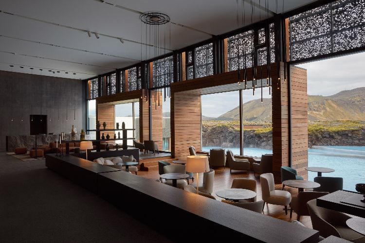 hotel mit thermalbad in Island erloschene vulkane blaue lagune wohlbefinden design luxus natur empfangsbereich tische