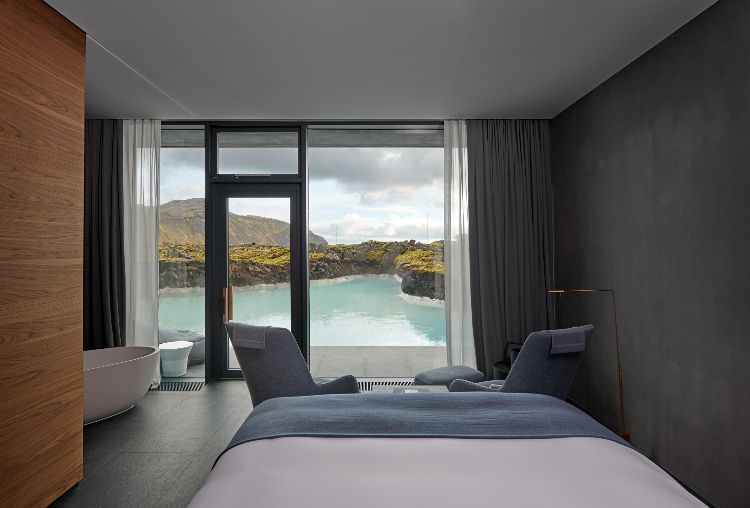 hotel mit thermalbad in Island erloschene vulkane blaue lagune wohlbefinden design luxus natur hotelzimmer fenstertür designmöbel