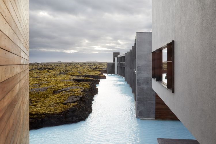 hotel mit thermalbad in Island erloschene vulkane blaue lagune wohlbefinden design luxus natur moos lava hotelsuiten fassade ausblick