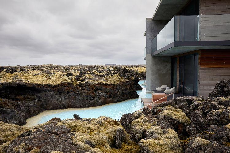 hotel mit thermalbad in Island erloschene vulkane blaue lagune wohlbefinden design luxus natur moos lava hotelsuiten terrasse aussicht
