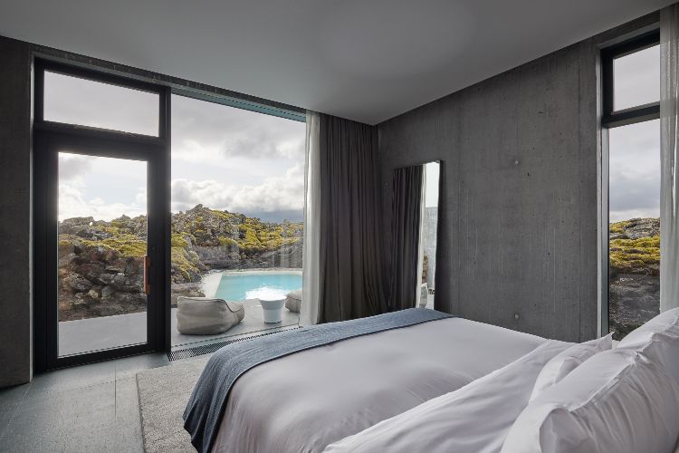 hotel mit thermalbad in Island erloschene vulkane blaue lagune wohlbefinden design luxus natur suite fenstertür designmöbel balkon