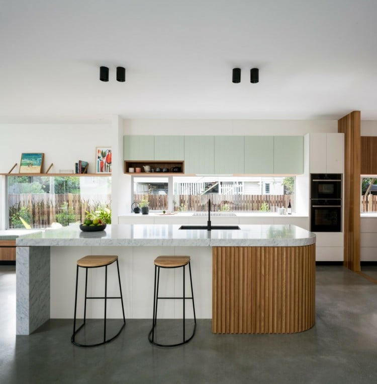 küche hell weiße wände moderne einrichtung kochinsel marmor holz
