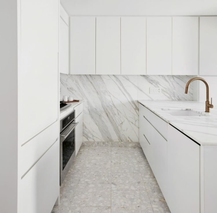 küche weiße oberflächen armaturen gold farbe chelsea pied a terre stadt architecture