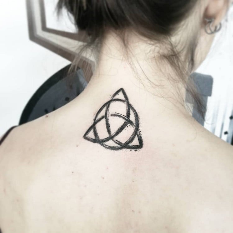 keltisches symbol triquetra nacken tattoo familie