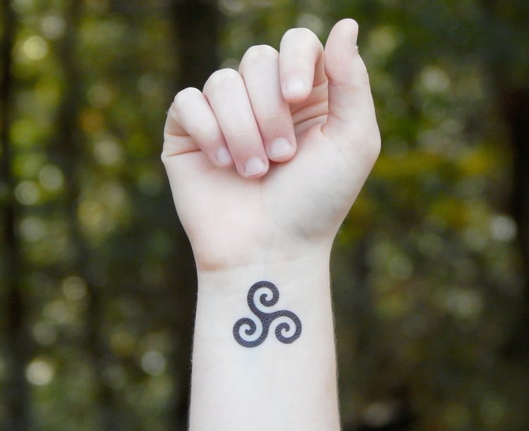 keltisches symbol triskele familie tattoo
