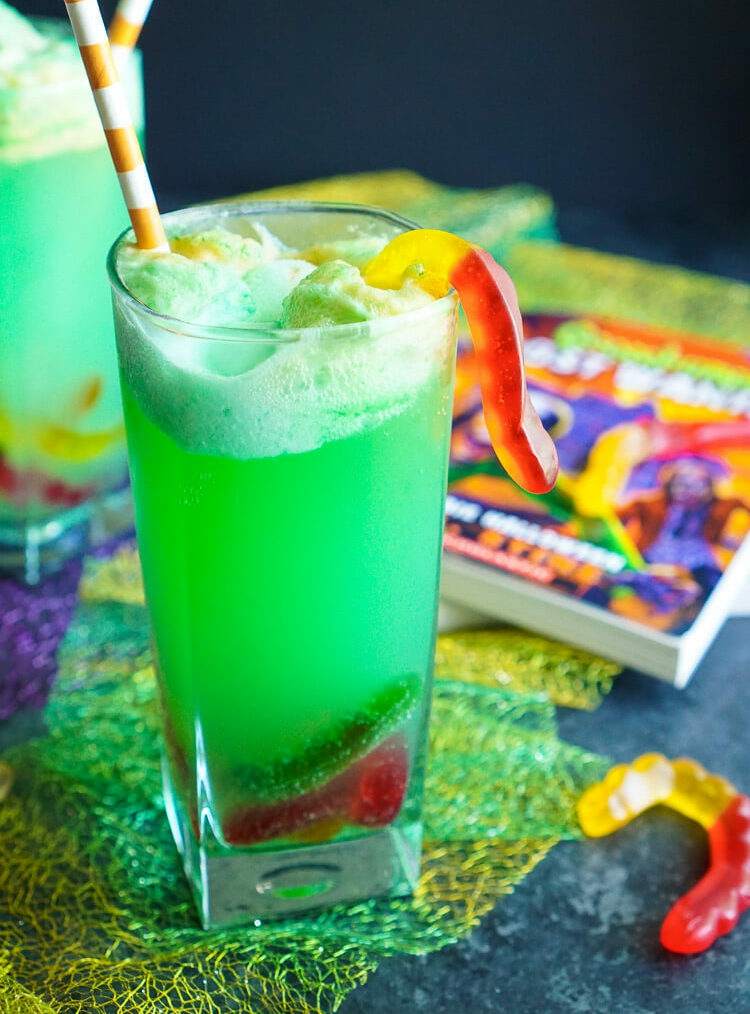kinderbowle rezept halloween limonade gummiwürmer grüne lebensmittelfarbe