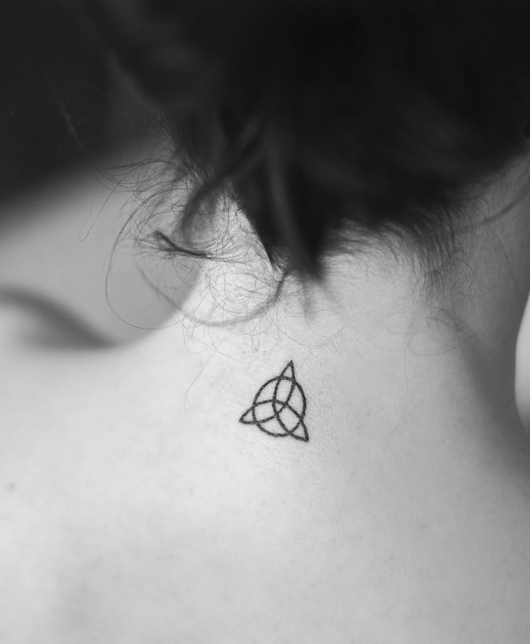 kleines tattoo familie symbol nacken
