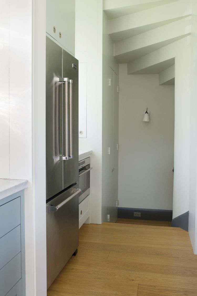 küche neu gestalten ideen praktisch küchenaufbewahrung küchenausrüstung hauswirtschaftsraum besenkammer kühlschrank treppenhaus