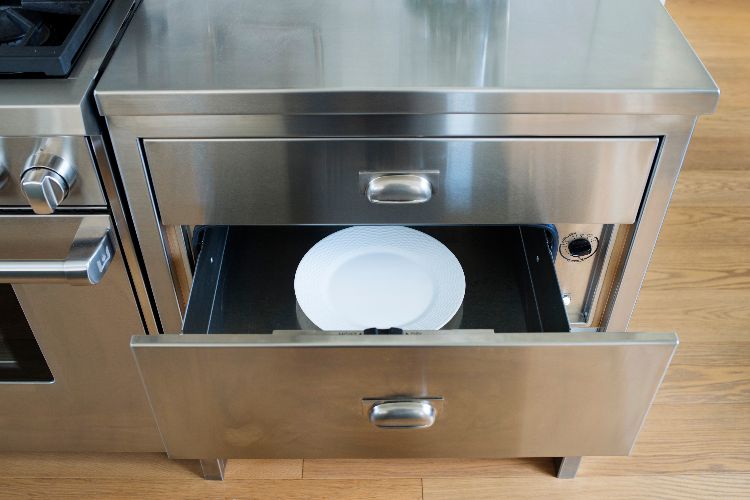 küche neu gestalten ideen praktisch küchenaufbewahrung kücheninsel funktionelle vorrichtung ausstattung eingebaute wärmeschublade