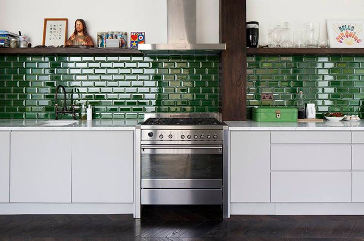küche ohne hängeschränke gestalten einrichtung oberschrank wandschränke praktische ideen funktionell grün keramikfliesen küchenrückwand