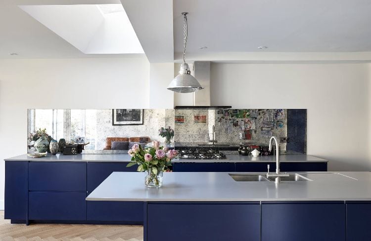 küche ohne hängeschränke gestalten einrichtung oberschrank wandschränke praktische ideen funktionell minimalistisch blau kücheninsel