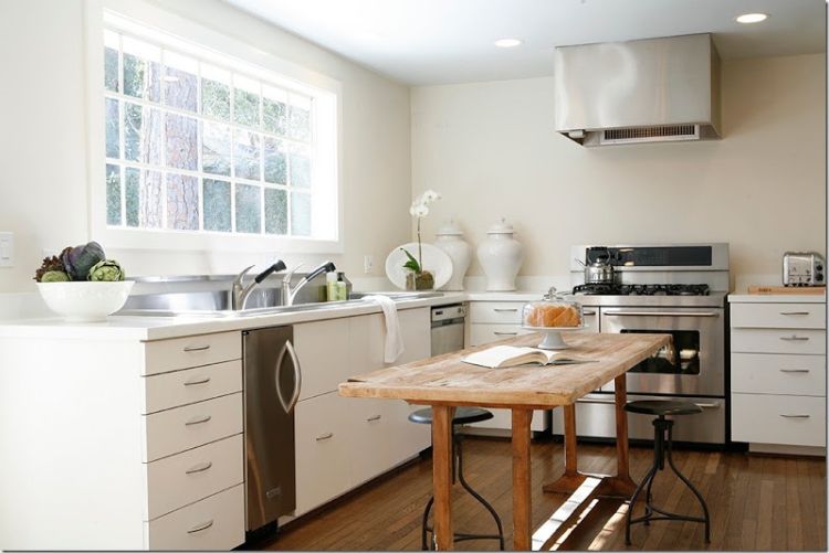 küche ohne hängeschränke gestalten einrichtung oberschrank wandschränke praktische ideen funktionell minimalistisch holztisch fenster