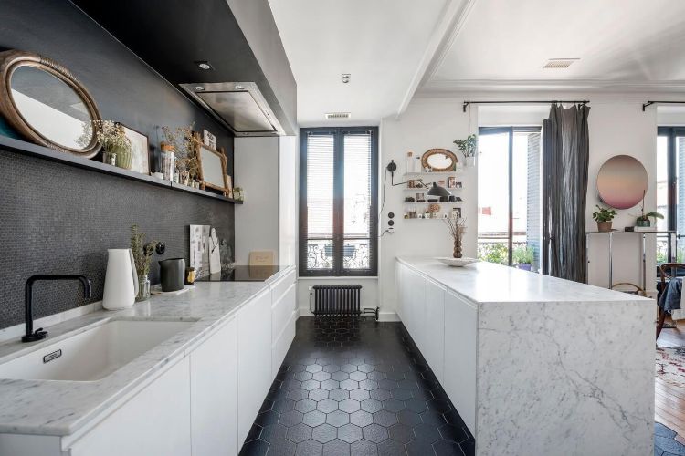 küche ohne hängeschränke gestalten einrichtung oberschrank wandschränke praktische ideen funktionell minimalistisch schwarz weiss spiegel zweizeilig
