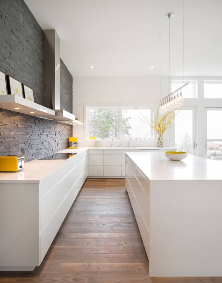 küche ohne hängeschränke gestalten einrichtung oberschrank wandschränke praktische ideen funktionell minimalistisch weiss design glänzend luxus