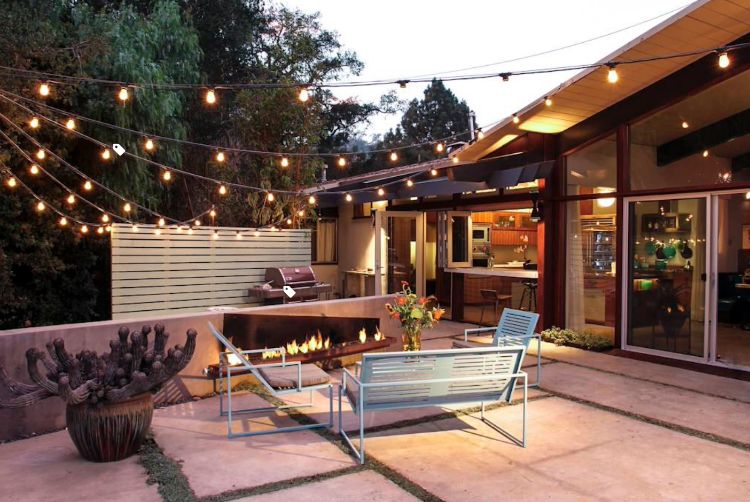 lichterkette außen aufhängen außenbereich garten patio terrasse pergola hintehof innenhof beleuchtung glühbirnen grill feuerstelle