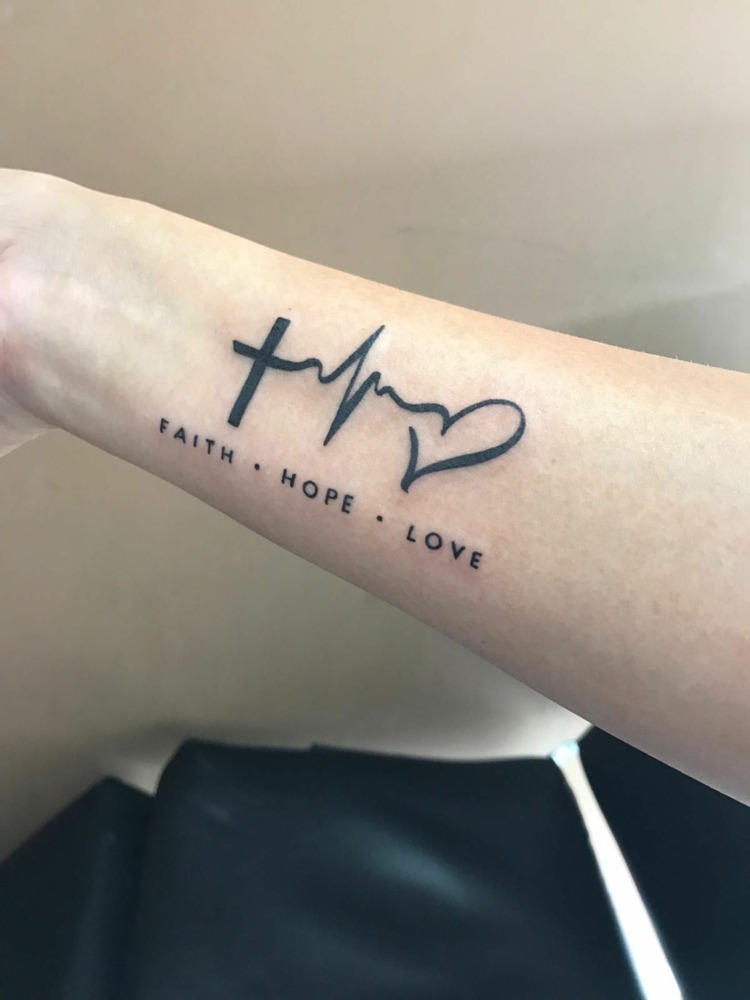 liebe glaube hoffnung tattoo schrift schwarz einfarbig unterarm