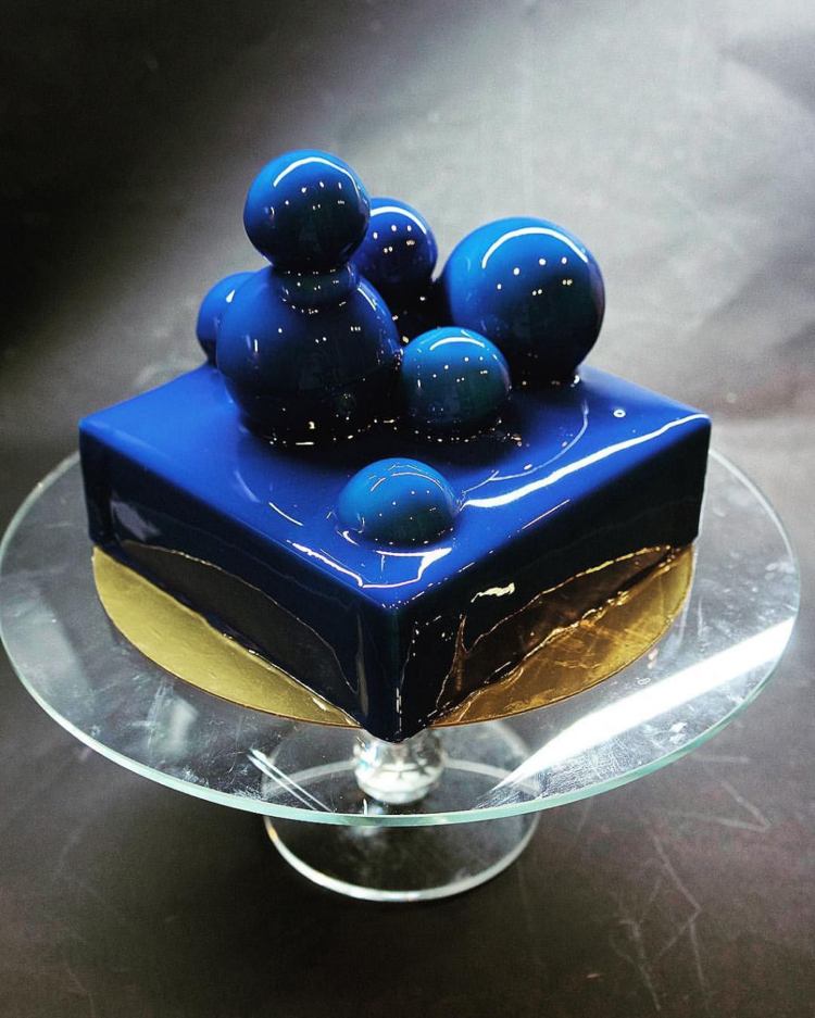 mirror glaze torte blau rechteckig