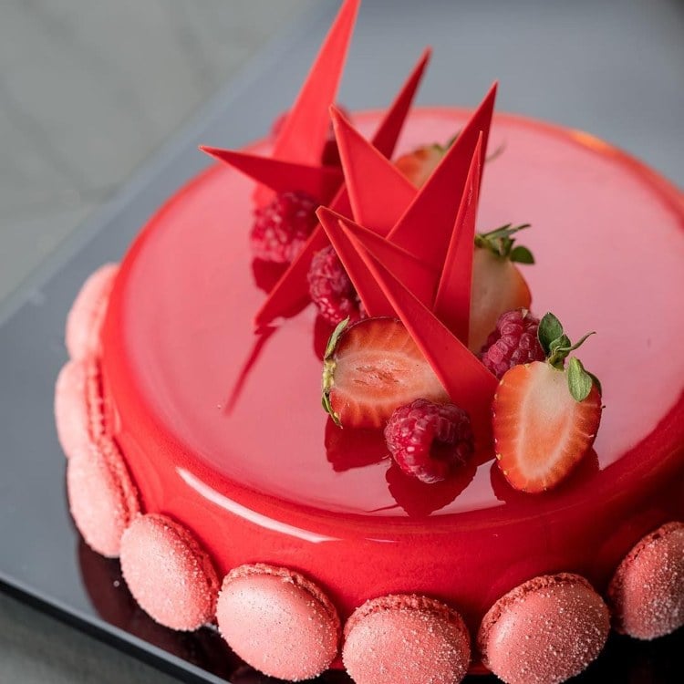 mirror glaze torte erdbeeren dekorieren