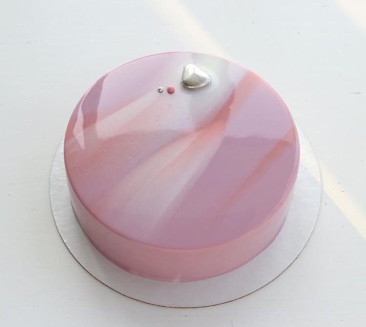mirror glaze torte herz marmorieren rosa weiss lebensmittelfarbe mischen