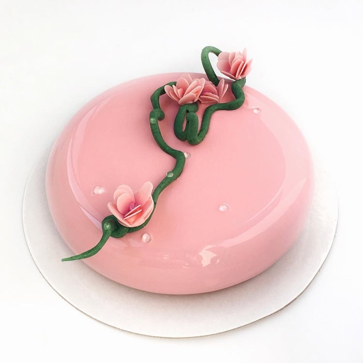 mirror glaze torte zuckerblumen dekorieren idee