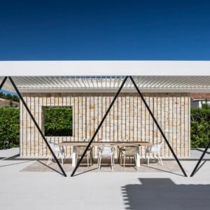 moderne gartenlaube bioklimatische pergola weiß schwarze stahlkonstruktion