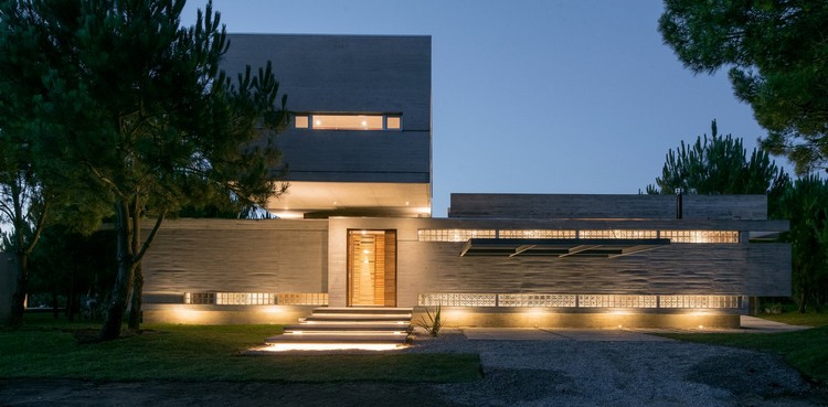 modernes betonhaus auskragung geometrisches design
