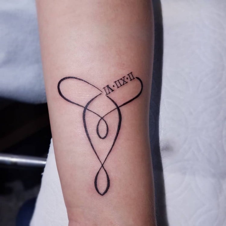mutterschaft symbol geburtsdatum tattoo unterarm