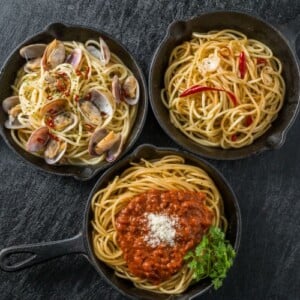 pastasaucen rezepte vegetarisch mit fleisch zubereiten leckere rezeptideen italienische nudelgerichte gusseisenpfanne