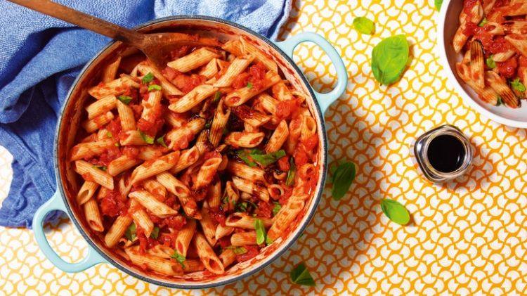 pastasaucen rezepte vegetarisch mit fleisch zubereiten leckere rezeptideen italienische nudelgerichte hausgemacht penne kochtopf gusseisen