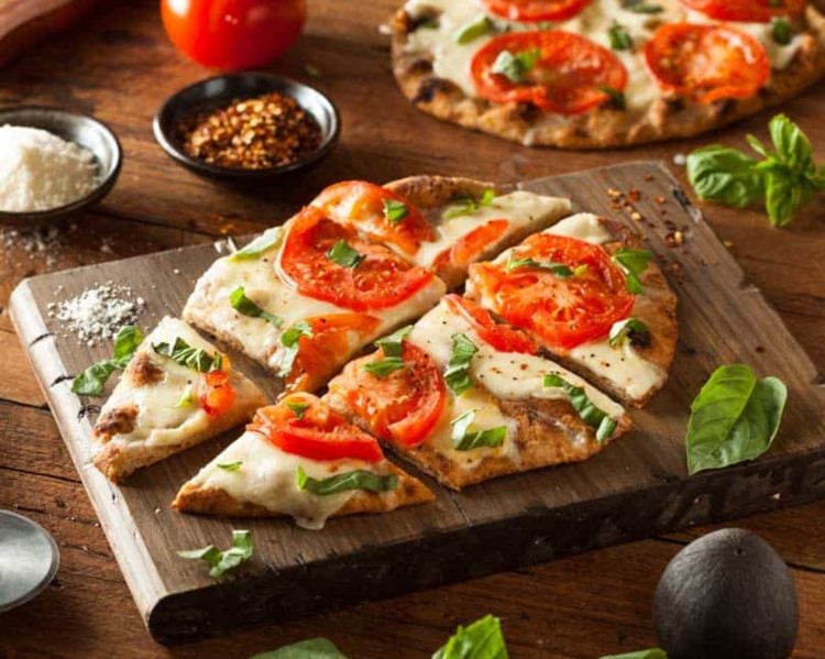 Pizza auf dem Grill: Teig und Belag mit und ohne Pizzastein zubereiten
