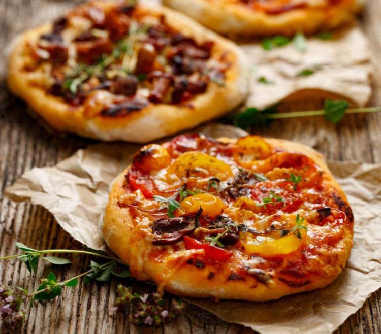 Pizza auf dem Grill: Teig und Belag mit und ohne Pizzastein zubereiten