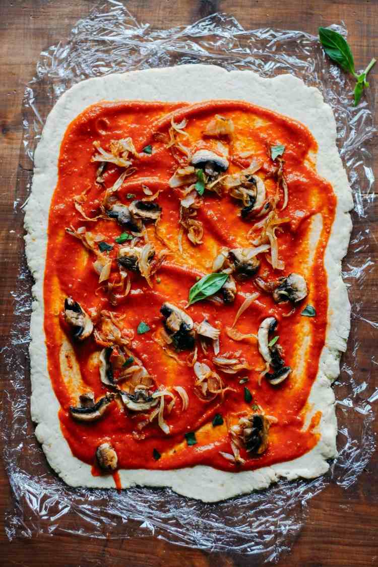 pizzaschnecken rezept zubereitung tomatensauce champignons hefeteig belegen