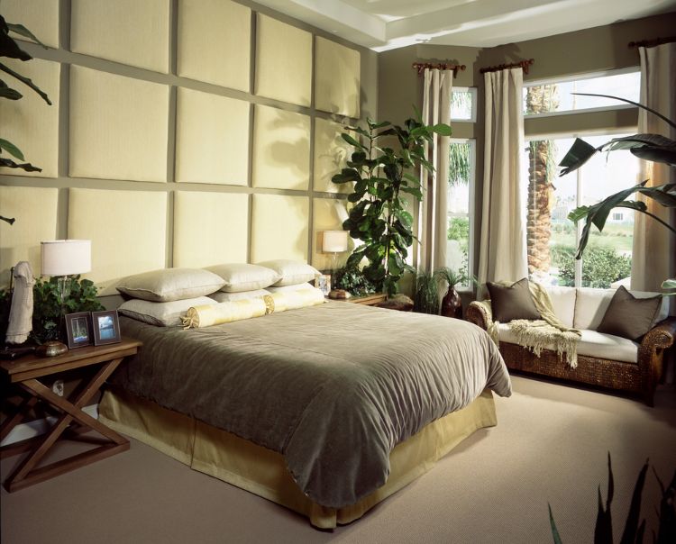 polsterwand im schlafzimmer wandpaneel bett rückenpolster wand rückenlehne polster design braun modern quadrate hell pflanzen