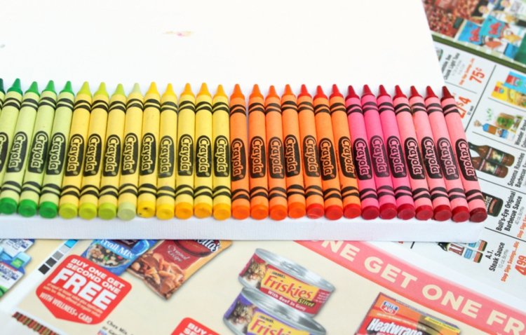 regenbogenfarben ordnen aufkleben crayola wachsmalstifte schmelzen