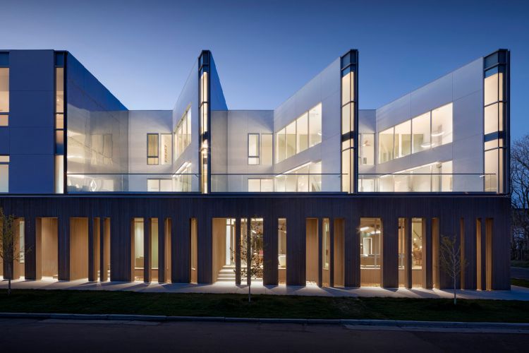 reihenhaus neubau mehrfamilienhaus architektur städtebau außergewöhnliches nachhaltiges design hausfassade kolonnade eingang terrasen