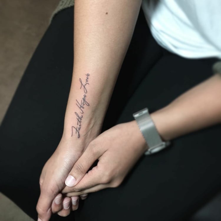 schrift englisch tattoo glaube liebe hoffning elegant handgelenk