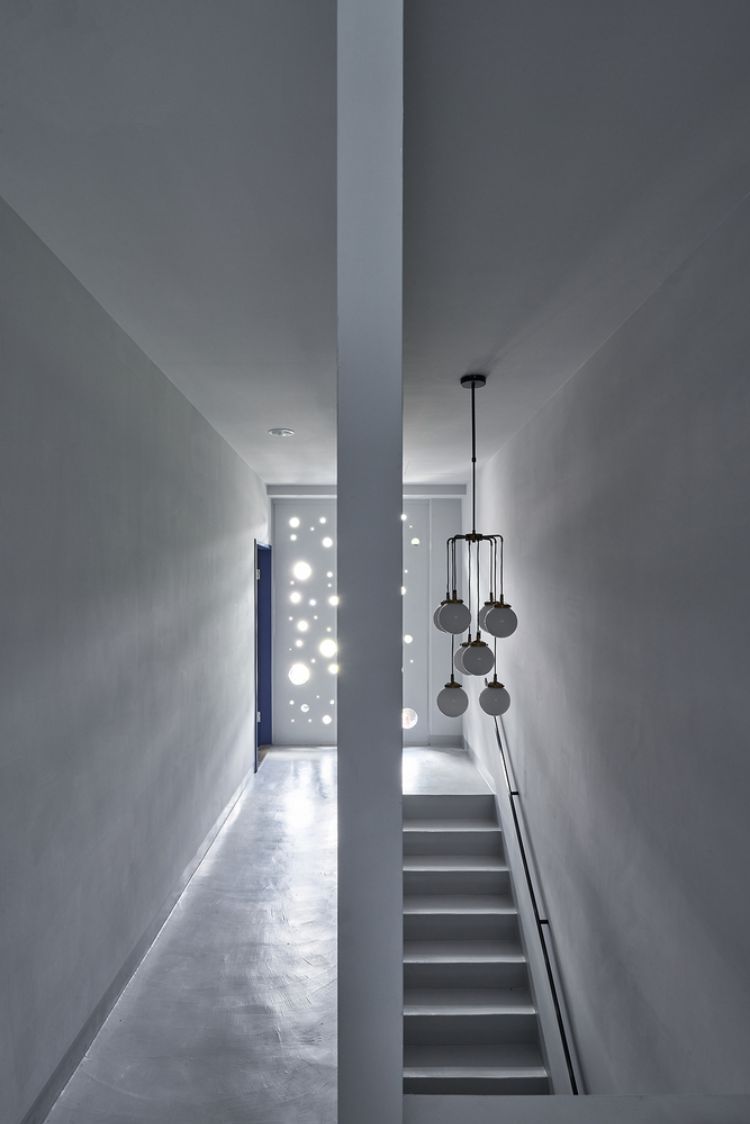schwarze fassade modern gestalten onyx lit haus taiwan minimalistisch runde löcher design kreise inspiriert meereswellen architektur projekt treppe