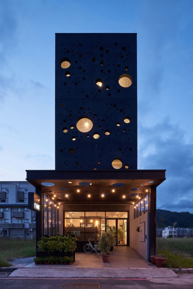 schwarze fassade modern gestalten onyx lit haus taiwan minimalistisch runde löcher design kreise inspiriert von gischt architektur projekt außenansicht