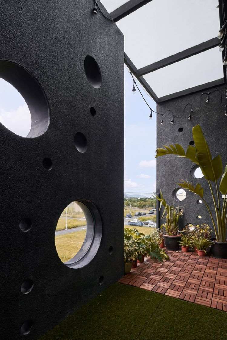 schwarze fassade modern gestalten onyx lit haus taiwan minimalistisch runde löcher design kreise inspiriert von gischt architektur projekt dachterrasse
