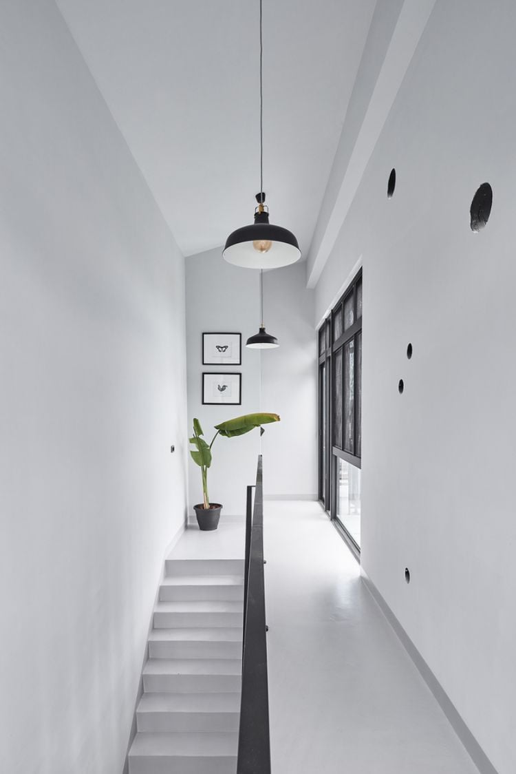 schwarze fassade modern gestalten onyx lit haus taiwan minimalistisch runde löcher design kreise inspiriert von gischt architektur projekt innenraum treppe