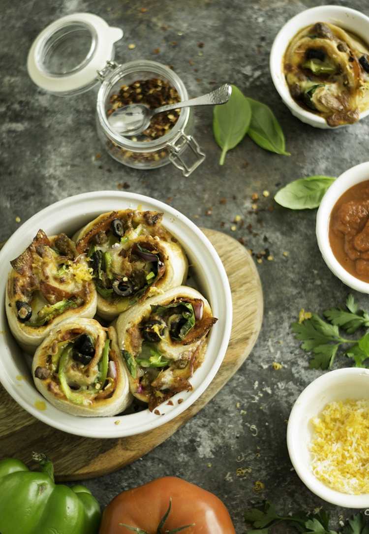 spinat oliven peperoni mozzarella schnelle pizzaschnecken rezept