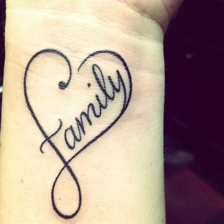 symbol familie zusammenhalt tattoo schrift integrieren