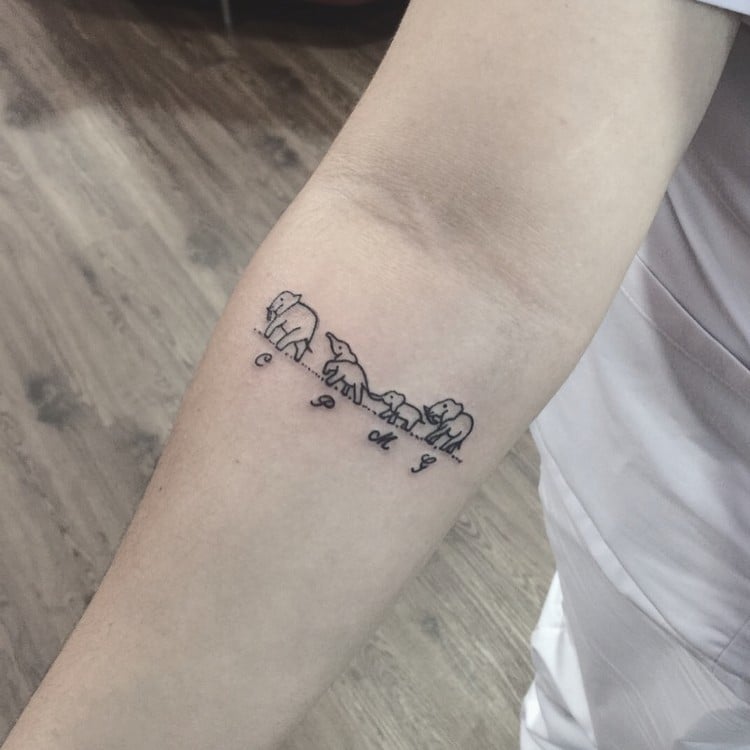 tattoo familie elefanten symbol zugehörigkeit initialen