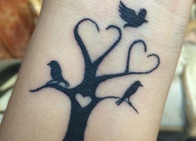 tattoo familie symbol baum herzen vögel