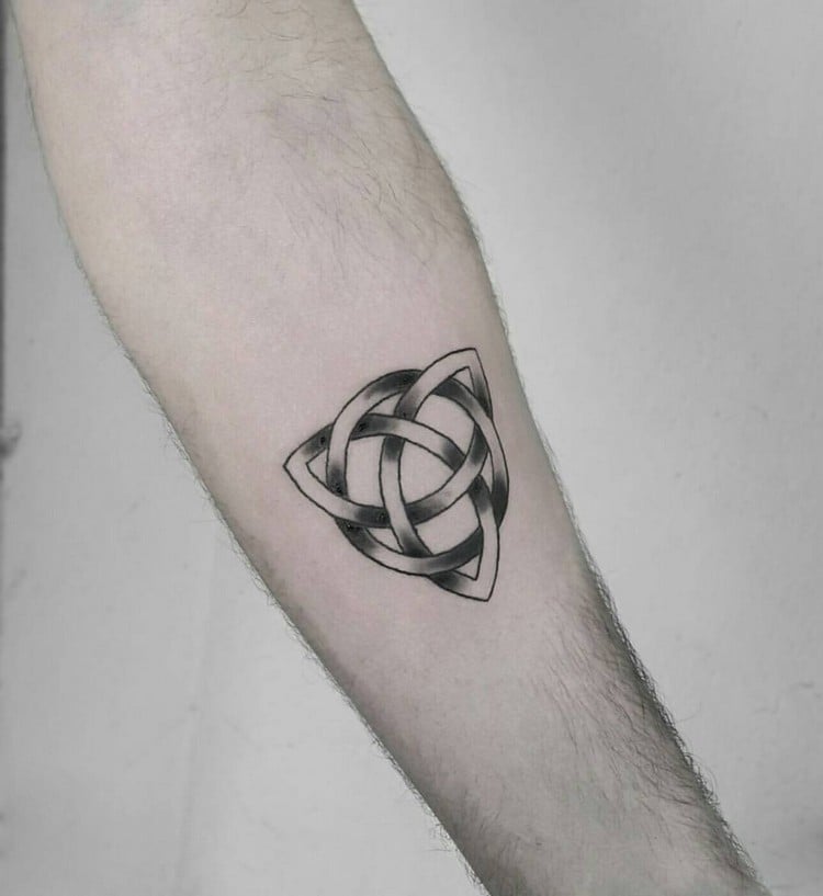 tattoo familie symbol trinity knot unterarm