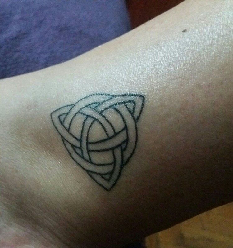 tattoo familie symbol trinity knoten bein