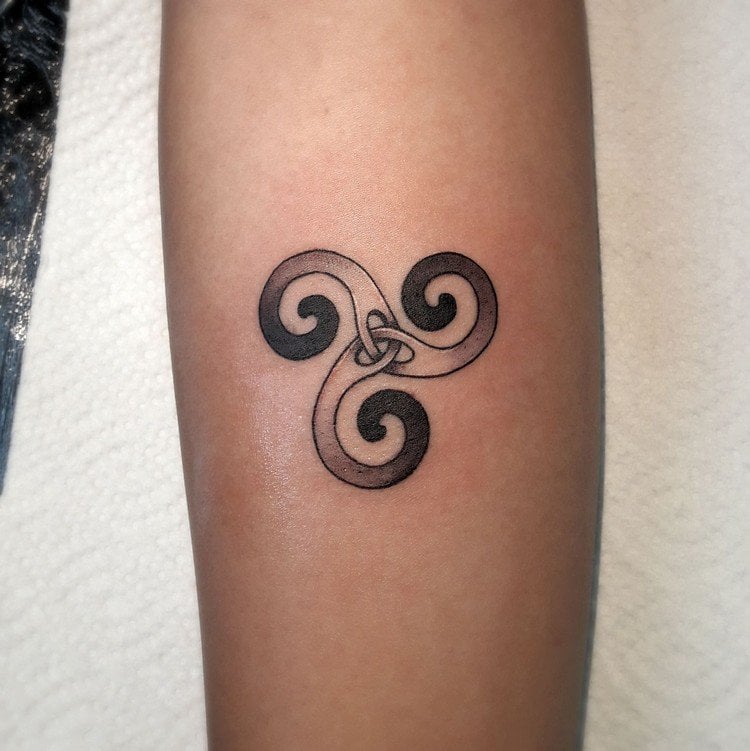 tattoo familie symbol zusammenhalt arm tattoo